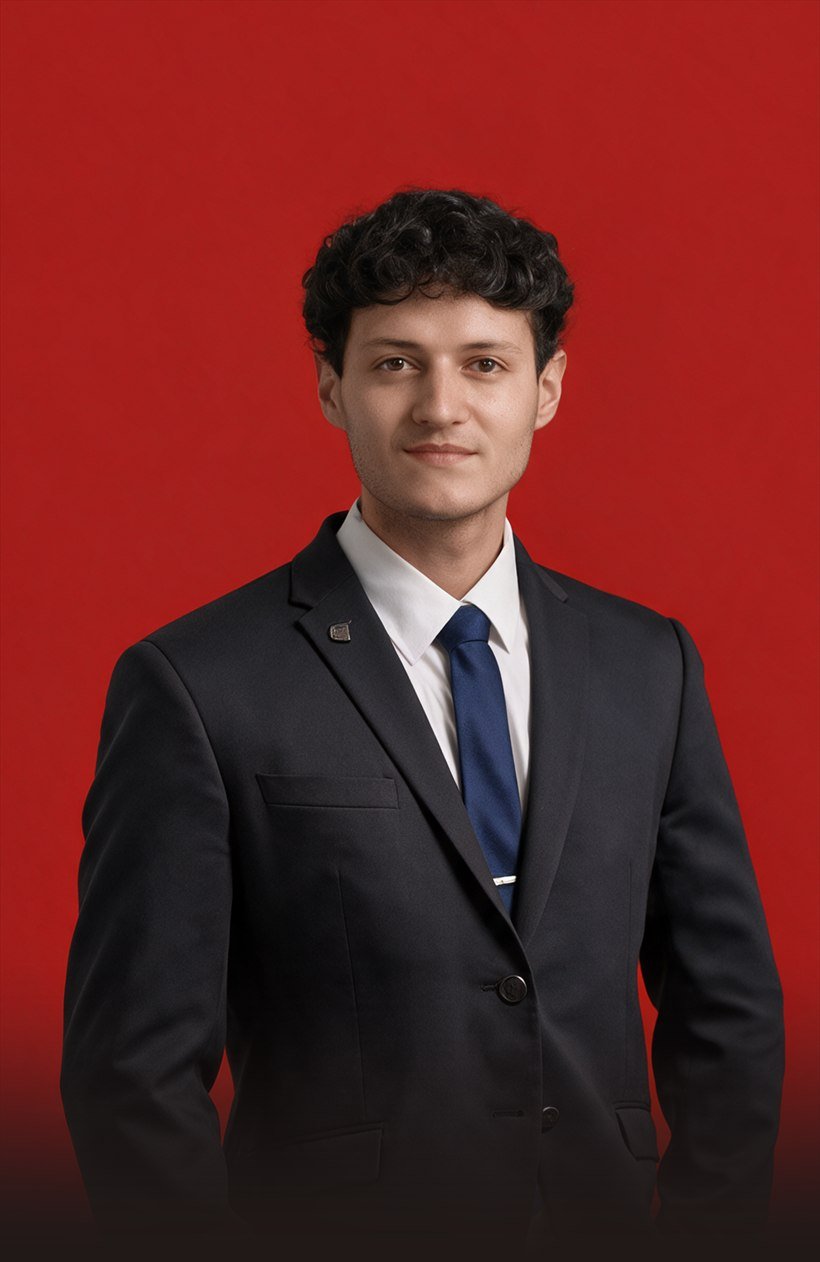 Gianluca Giannetto, consulente assicurativo, in abito scuro davanti al pannello rosso GG Private Insurance